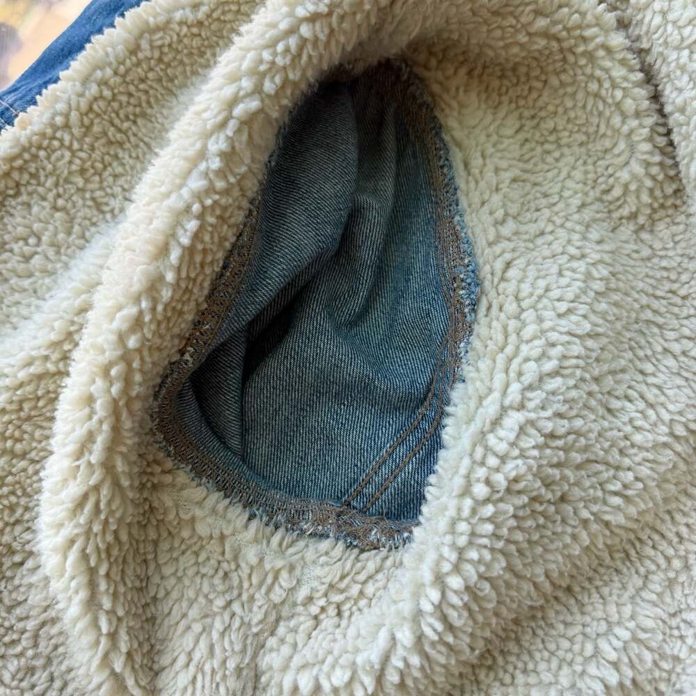 Old Navy Sherpa-Lined Denim Trucker Jacket in Light Wash Size Medium - Picture 5 of 6